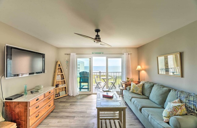 Airy Oceanfront Condo: Beach Views & Pool Access!