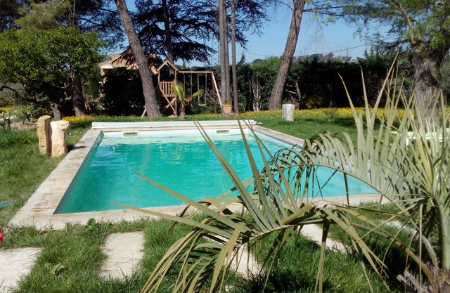 Aix countryside, 1.5 km from the center, air conditioned, heated swimming pool in season