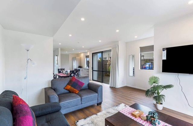 AKL A/Port 6 km , free car park, bright & spacious 3BR house