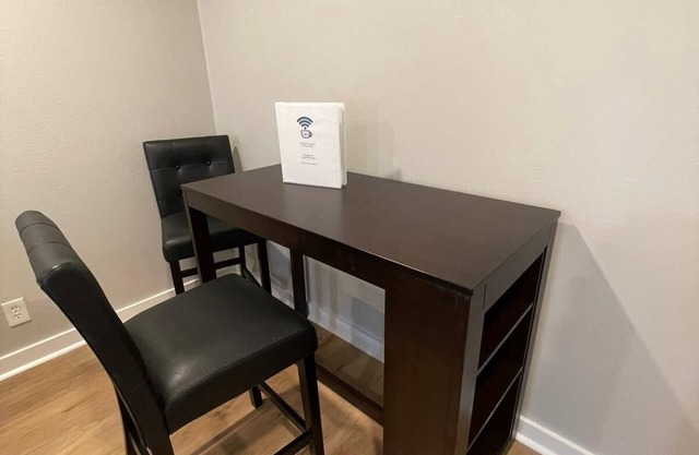 Aksarben Modern 1Bed ground level with parking