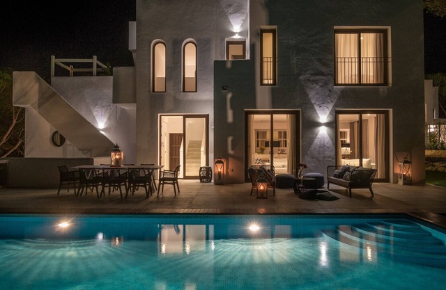 Al Mar. Modern Andalus, beach access and views
