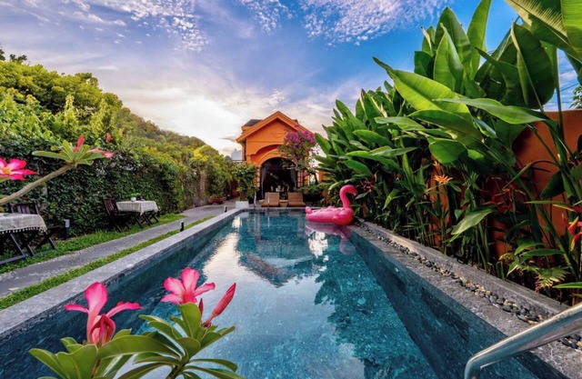 Alana Homestay – 5BR Private Villa, Pool & BBQ, 10 mins to Old Town