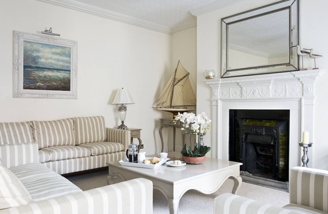 ALBANY HOUSE, WHITBY, family friendly, with a garden in Whitby