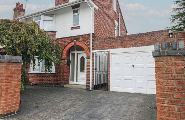 ALEXANDRA RETREAT, with a garden in Sutton-In-Ashfield