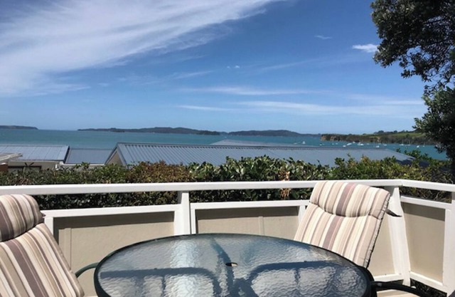 Algies Bay Family Escape - Direct Access to the Beach!
