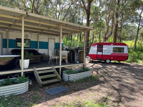 Alice & Elvis, Crescent Head, Retro Caravans with Deck, Bathroom & Outdoor Bath in a Bush Setting near the Beach