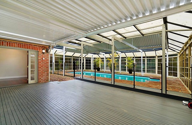 Alices Lake House, Speers Point, Lake Macquarie water views & indoor pool,