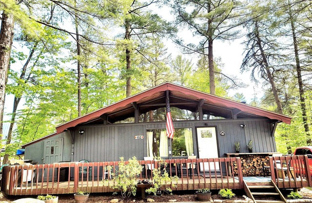 All season vacation rental steps to Moores pond. Great for family sun and fun