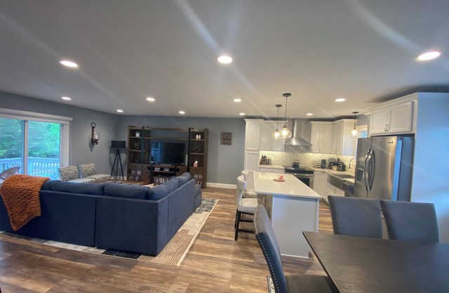 All-Sports Lake House. Relax, BBQ, Dock, Deck and Boat Rental