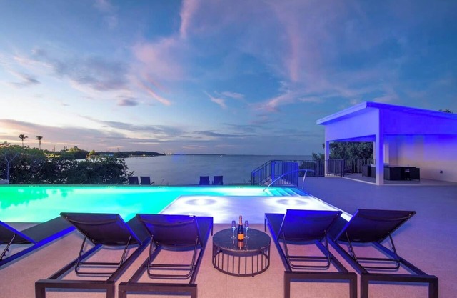 Allure #22 Three Bedroom Waterfront Condo & Pool