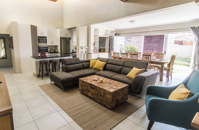 Almost Perfect 4-bedroom house in Jbay. Stunning view & 500m walk to the beach!