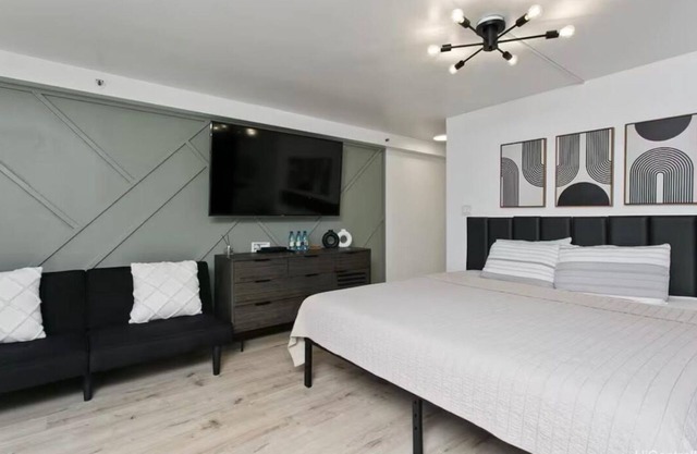 Aloha Suite Near the Sea IV, 3 Block Walk to Beach