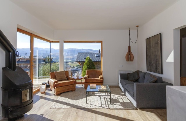ALP III - 7 PAX - Three Bedroom House, Sleeps 7