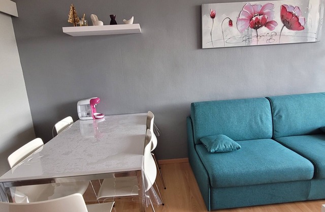 Alpe d'Huez, cosy, south-facing studio with view, at the foot of the slopes