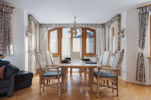 Alpenvilla Large Family Apartment - by Familiaris
