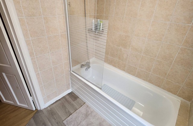 Alto Serlux London - Croydon: 2-Bed: Sleeps 5–6, Netflix, Family-Friendly