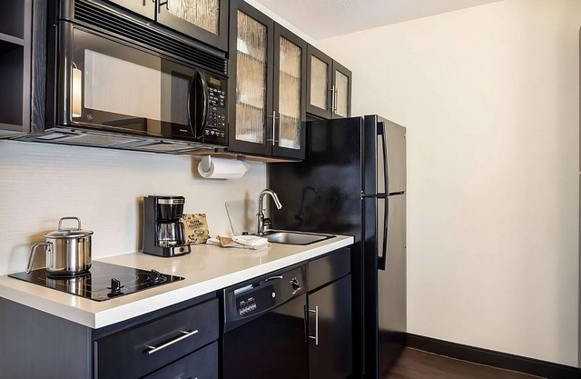 Always a Great Idea To Unwind! Close to Lake Forest Golf Club, Pet-Friendly!