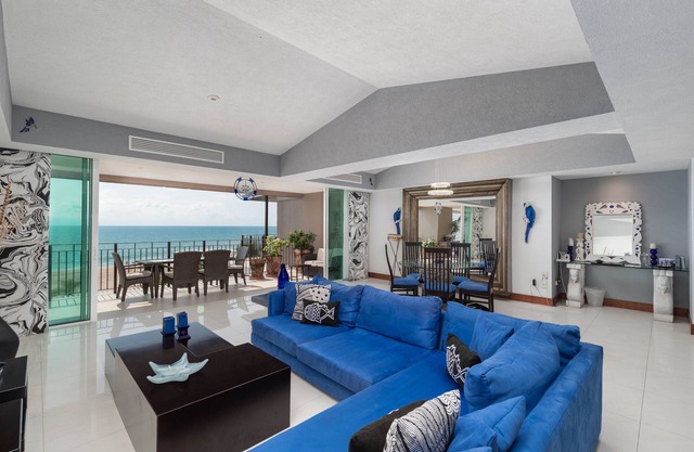 Amazing 2 or 3 Bedroom, Beach Front Condo, in 'Grand Venetian'