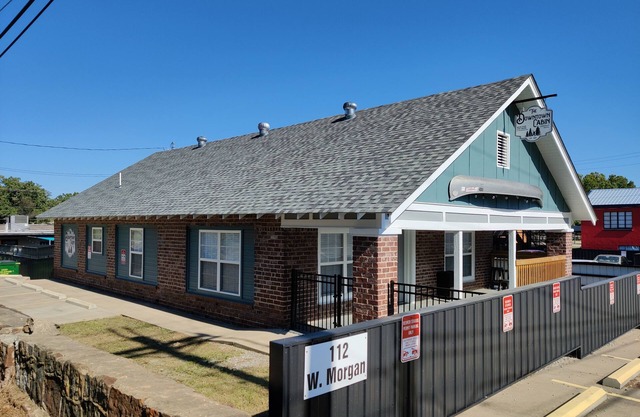 Amazing 3 Bed 2 Bath Downtown Cabin! Huge Fenced Patio, Walkable, Wifi + n