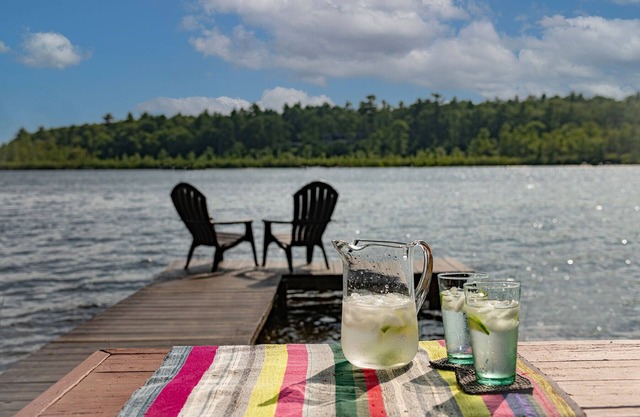 Amazing All-Season, Private Lakefront Retreat!
