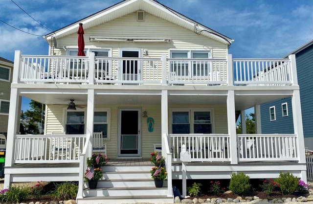 Amazing bayside home in Surf City- steps to the bay, great for families