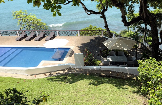 AMAZING BEACH HOUSE ON A CLIFF, Spectacular OCEAN VIEWS & private beach access