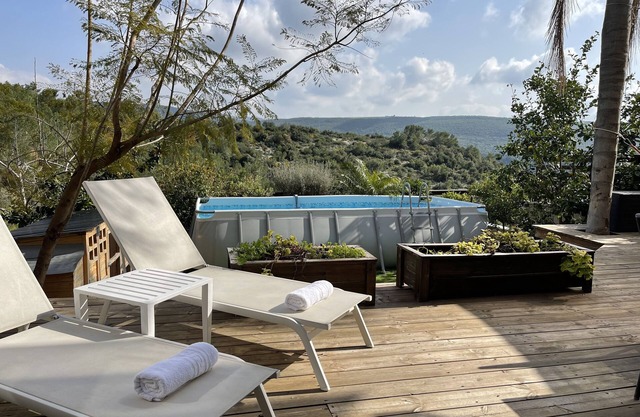 Amazing Boutique Suite with Pool, HotTub, Garden and Breathtaking Mountains View