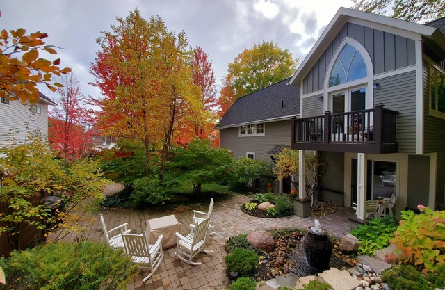 Amazing Carriage House & Yard w/Private (heated) GARAGE in the HEART of TOWN!