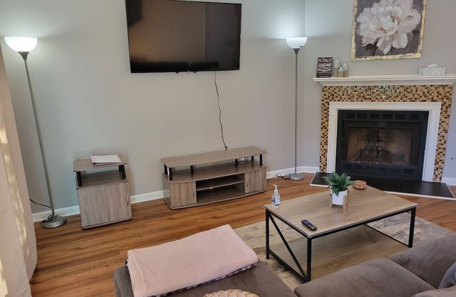 Amazing cozy 2bdrm 2 1/2bth Townhome w/screened patio, close to Dwntwn Atlanta!