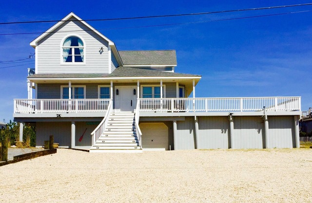 AMAZING DUNE RD WESTHAMPTON BEACH HOME STEPS TO THE BEACH GREAT RATINGS !