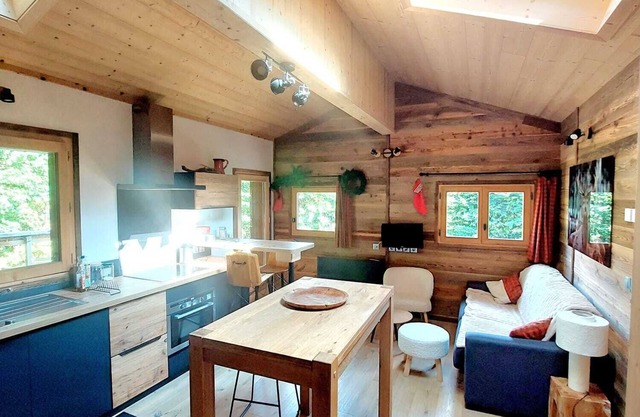 Amazing, garden level, terrace, sleeps 2, Nordic bath, Mont Blanc view