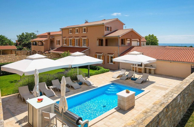 Amazing home in Hr-52215 Vodnjan