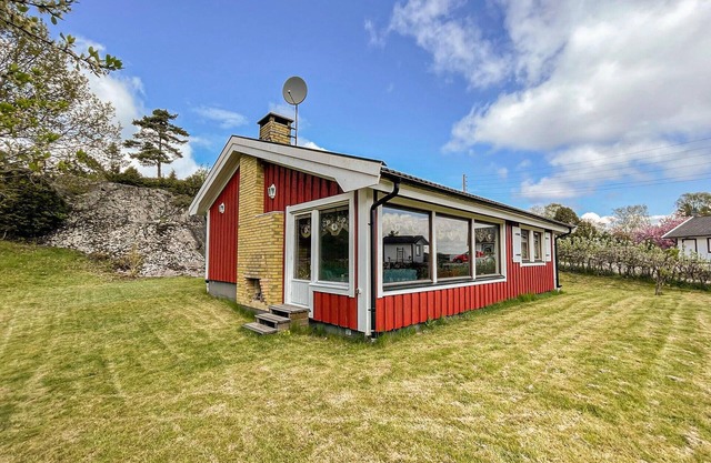 Amazing home in Höviksnäs with kitchen