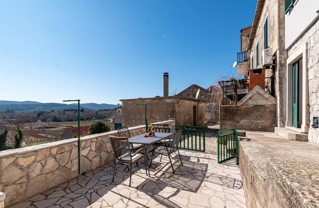 Amazing home in Kuna with kitchen