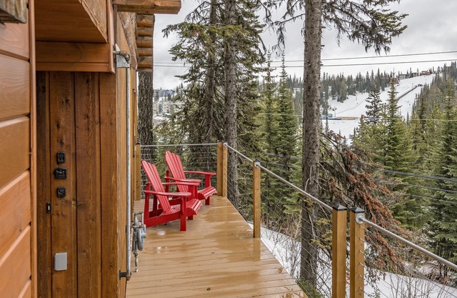 Amazing location! 1 bedroom/1 bathroom cozy suite with full kitchen and views!