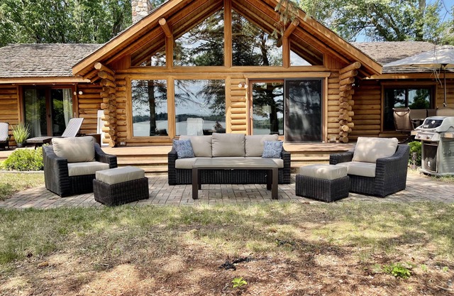 Amazing Log Cabin less than 40 Miles from Twin Cities with large Hot Tub!