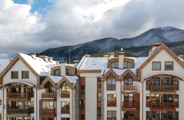 Amazing Mountain & Town View Studio
