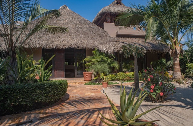 Amazing Oaxaca style 3B 4.5 bath home/Pool /ocean view , 300 steps to beach,