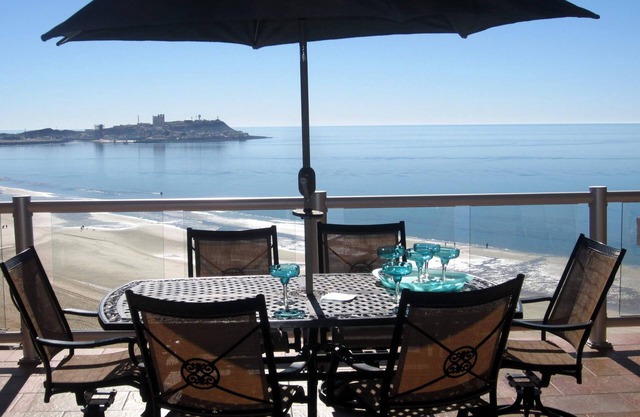 AMAZING Ocean Front Condo~ with 2 KING Bedrooms & Bonus Bunkroom! sleeps up to 7