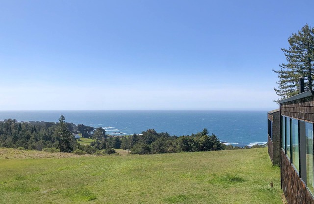 Amazing ocean views, relaxing home surrounded by nature.