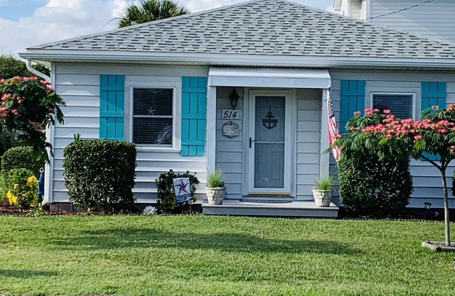 AMAZING place!Close to beach, pier and restaurants.Huge fenced yard! This is it!