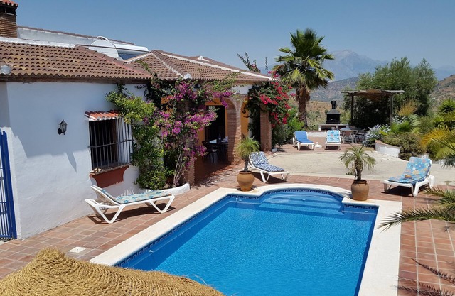 Amazing Private villa and pool, not overlooked, for 10, 4 bedrooms wifi, a/c