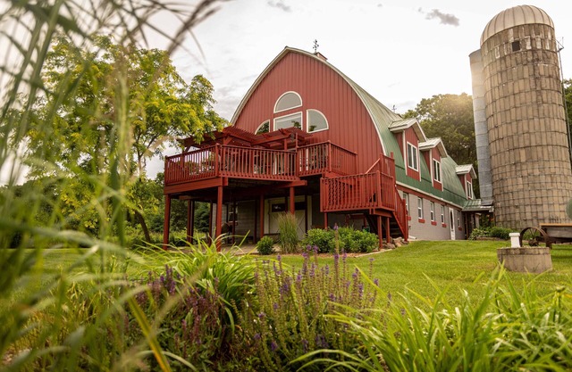 Amazing Renovated Dairy Barn-Spacious Kitchen/Living Room/Minutes to Dells