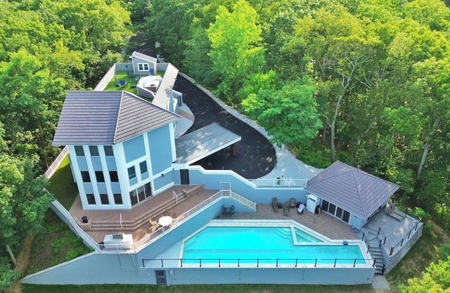 Amazing resort 7-bedroom house with pool. beautiful outdoor patio balcony