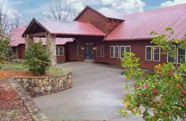 Amazing Retreat and scenic view - 13 bedrooms, spa, fitness and event room.