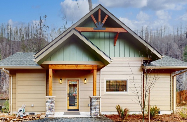 Amazing riverfront cabin with views, deck, firepit, & grill - dog-friendly