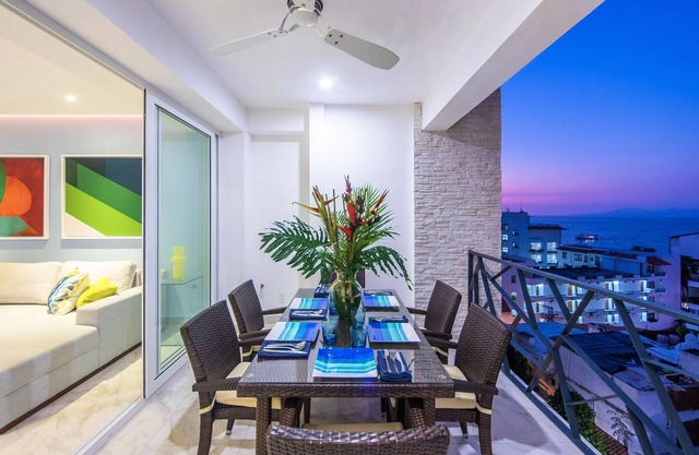 Amazing rooftop infinity pool! Ocean view 2 Bed/2 Bath condo. Walk Everywhere