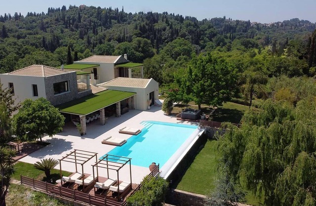 Amazing state-of-the art Spectacular Villa Sleeps 16 (9 baths)