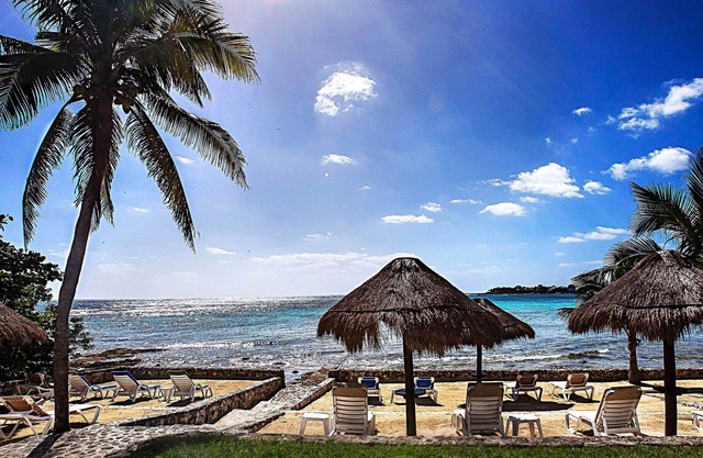 Amazing View Oceanfront with 2 pools, Daily Housekeeping