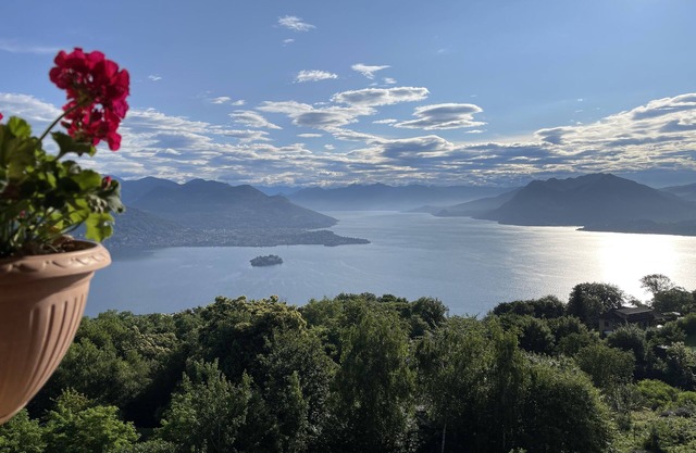 Amazing view over the Lake, charming house surrounded by nature
